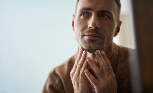 Męska pielęgnacja twarzy – jak dbać o skórę? Sprawdź!
