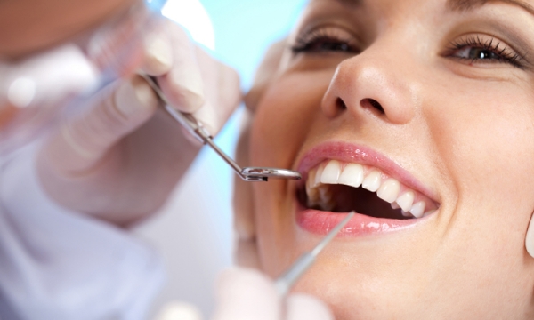 Jakie zabiegi może wykonać chirurg stomatologiczny?