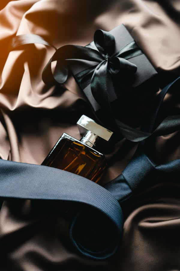 Perfumy w ciemnym materiale