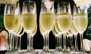 Jaka jest różnica między winem musującym a szampanem?