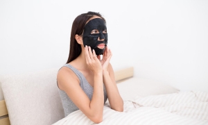 Nowy trend w oczyszczaniu skóry – maska węglowa i bąbelkująca