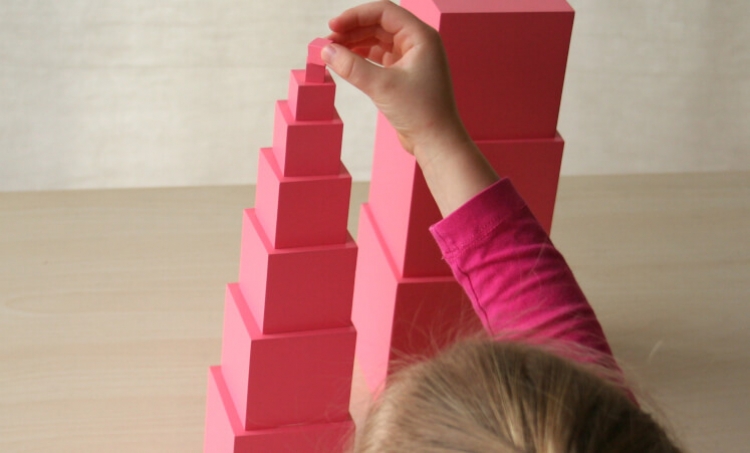 Różowa wieża Pomoce Montessori