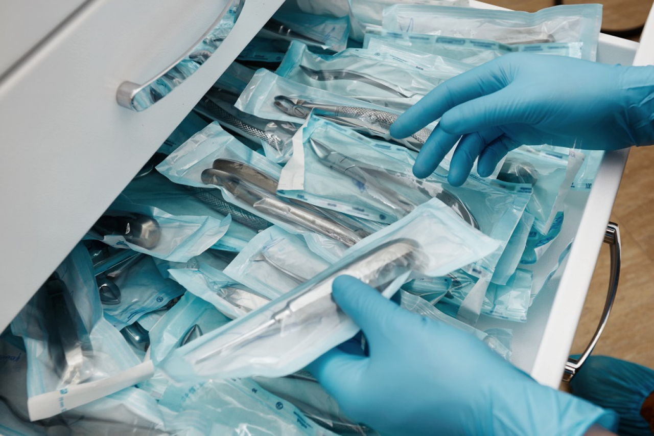 Znaczenie właściwego utrzymania i sterylizacji narzędzi stomatologicznych