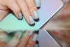Jak przedłużyć trwałość manicure hybrydowego — 7 błędów, które skracają efekt