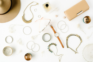 Jak zachować balans — dodatki, które nie przytłoczą prostej stylizacji