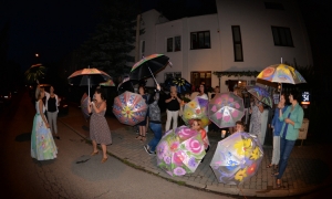 Ulica Hajoty zaanektowana na pokaz autorskich parasolek
