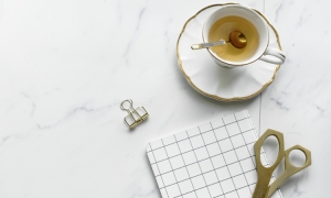 Herbata biała kontra kawa – co lepiej wybrać z rana?