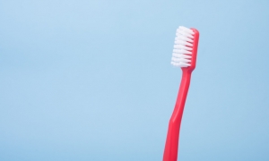 Szczoteczka do zębów i jej pomocnicy w utrzymaniu higieny jamy ustnej